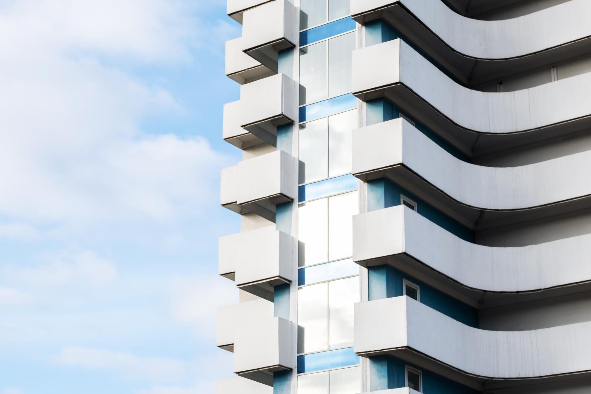 fațadă modernă de bloc în oraș, vânzare apartament